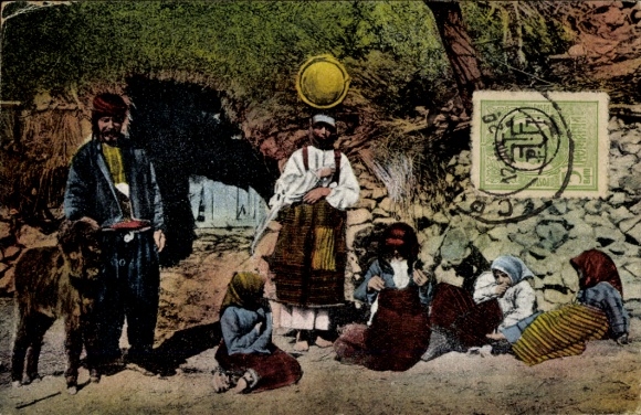 Postcard Romania, family in folk costumes
