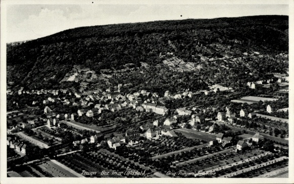 Ak Zewen Trier an der Mosel, Luftaufnahme von Zewen, Landschaft, Häuser, Straße, Bäume