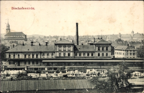 Ak Bischofswerda in Sachsen, Bahnhof Gleisseite, Stadtpanorama, Kirche