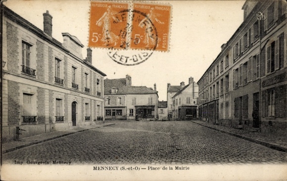 Ak Mennecy Essonne, zwart-witfotografie, Place de la Mairie, Franse postzegels