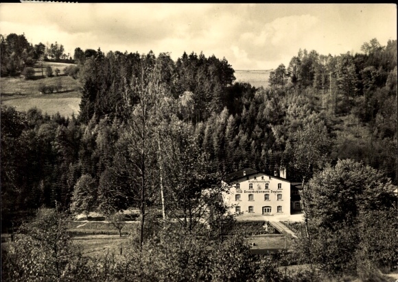 Ak Thermalbad Wiesenbad im Erzgebirge, Ansicht des Kinderferienheims, bewaldete Hügel, Wolkenh...