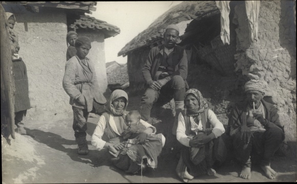 Photo Postcard Prilep Macedonia, people in traditional costumes, mud houses