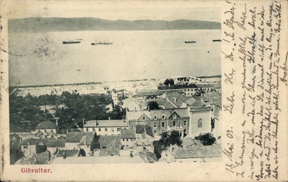 foto van Gibraltar, landschap met schepen op het water, uitzicht op huizen