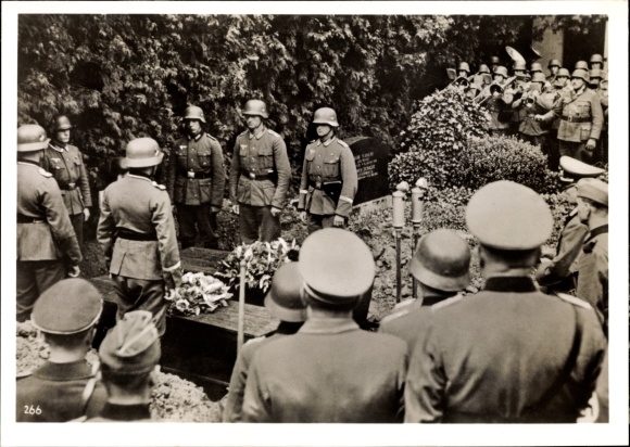 Foto Heinrich Hoffmann, Wehrmacht Soldaten, Beisetzung auf Saarbrücker Friedhof, September 1939