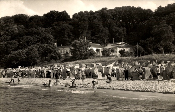 Ak Ostseebad Göhren auf Rügen, Strand, Badegäste, Strandkörbe, Gebäude im Hintergrund, Holzstrand