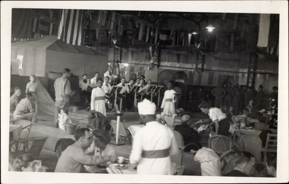 Photo Java Indonesia, singing men, waiters, guests, hangar