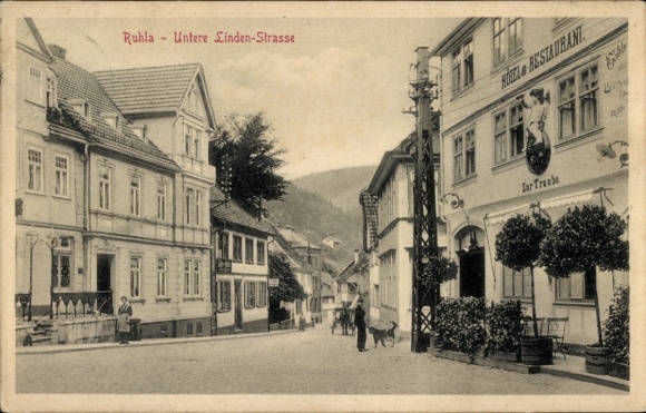 Ak Ruhla in Thüringen, Unter Linden-Strasse, Hotel & Restaurant zur Traube,  Architektur, Persone