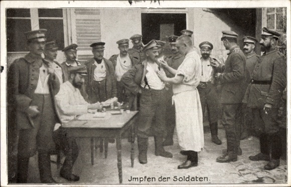 Ak Deutsche Soldaten in Uniformen, Impfen der Soldaten, I WK