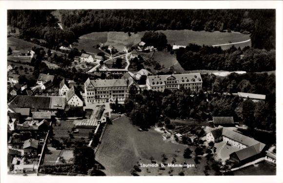 Ak Lautrach an der Iller Schwaben Unterallgäu, Luftaufnahme von Lautrach, Gebäude, Wälder, Felder