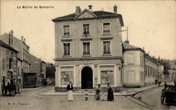 Ak Nanterre Hauts de Seine, Gebäude der Mairie de  Leute, Kinder, Auto
