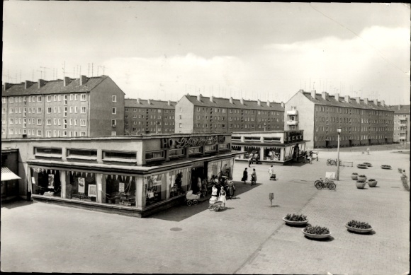 Postcard Wolfen in Saxony Anhalt, department stores Gerhart-Hauptmann-Straße