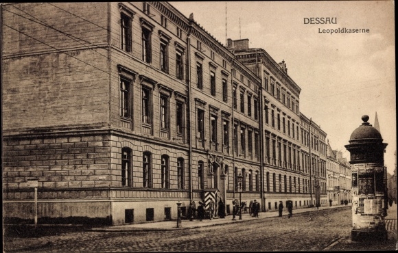 Ak Dessau in Sachsen Anhalt, Leopoldkaserne, Litfaßsäule