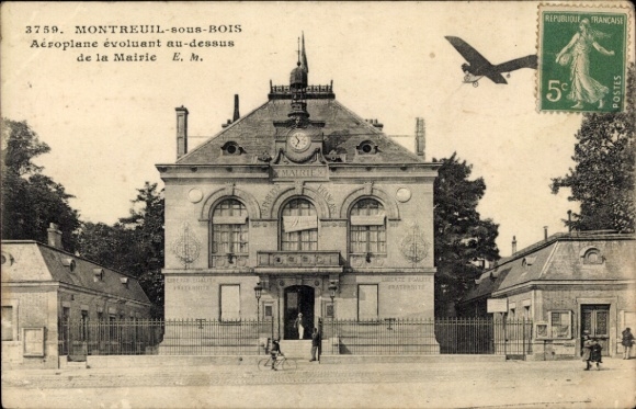 Ak Montreuil sous Bois Seine Saint Denis, Aeroplane evoluent au-dessus de la Mairie