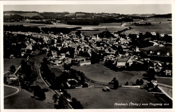 Ak Miesbach in Oberbayern, Miesbach aus der Vogelperspektive, Landschaft, Flugzeugaufnahme