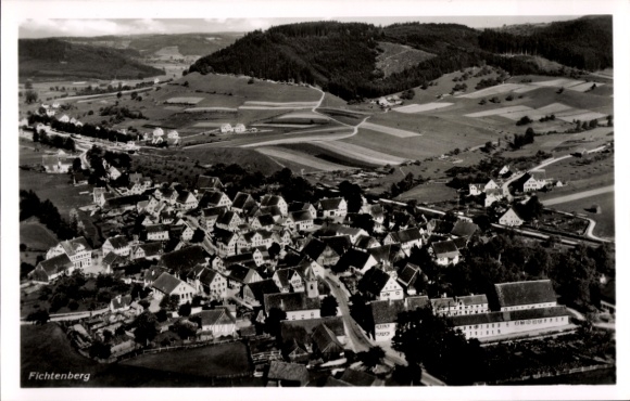 Ak Fichtenberg in Württemberg, Luftaufnahme von  ländliche Landschaft,  Architektur