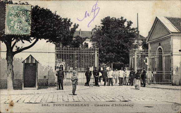 Ak Fontainebleau Seine et Marne, Caserne d'Infanterie, militärische Versammlung,  Gebäude