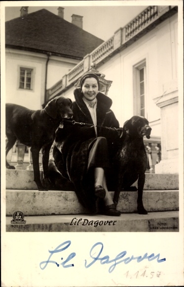 Ak Schauspielerin Lil Dagover, Portrait im Mantel, auf einer Treppe sitzend, Hunde, Autogramm