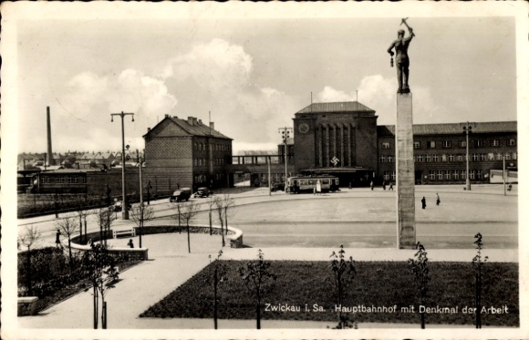 Postcard Zwickau in Saxony, Main Station, Monument of Labor