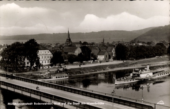 Ak Bodenwerder an der Weser, Blick auf die Stadt, Weserbrücke,  Gebäude, Schiffe