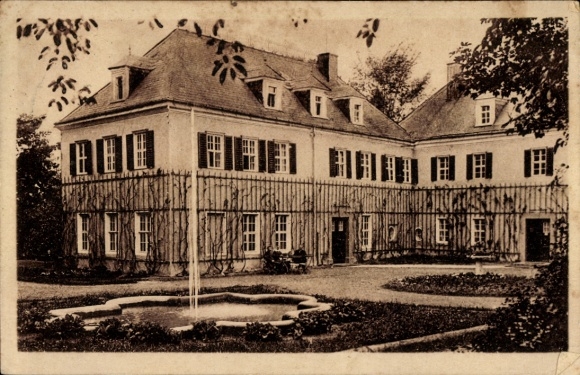 Ak Kamenz in Sachsen, Historisches Gebäude, Garten mit Brunnen, alte Architektur