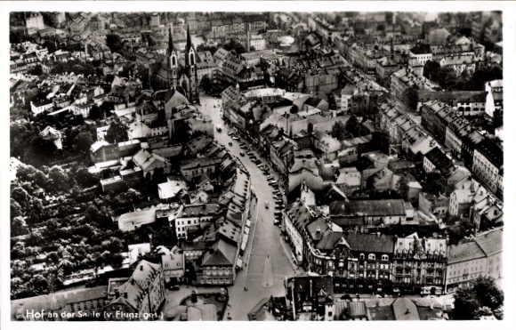 Ak Hof an der Saale Opper-Franken Beieren, stadsgezicht van bovenaf, straten, veel huizen, een toren...