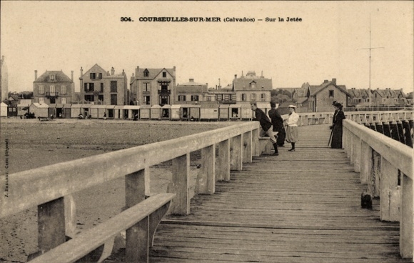 CPA Courseulles-sur-Mer Calvados, Sur la Jetee