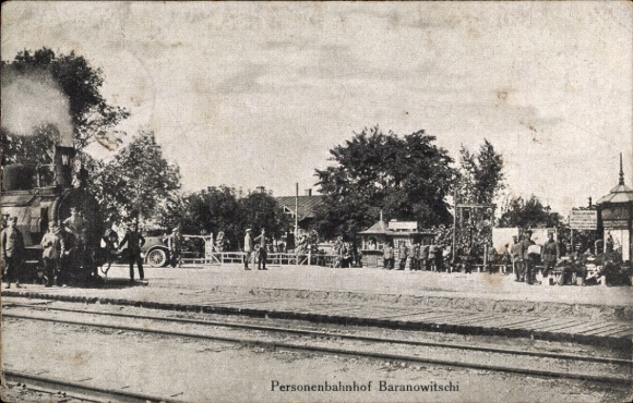 Postcard Baranowtschi Belarus, passenger station, track view, steam locomotive, German soldiers
