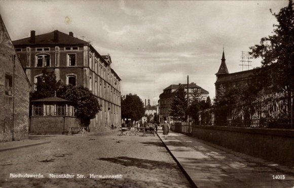 Ak Bischofswerda in Sachsen,  Neustädter Str., Hermannsstift, Straße, Gebäude, 
