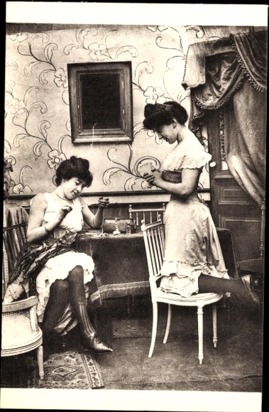Ak Parisiennes fin de siecle, Frauen am Tisch, Wohnstube, Strümpfe