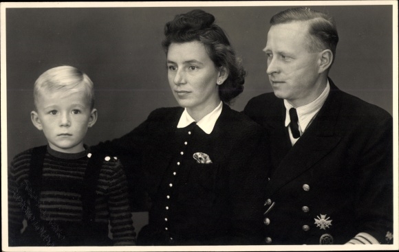 Photo Postcard Burhave Butjadingen Wesermarsch, seaman of the Navy with family, KVK 1st class.