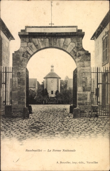 Ak Rambouillet Yvelines, Bogen mit Kreuz, Gebäude im Hintergrund, Kiesweg,  Architektur