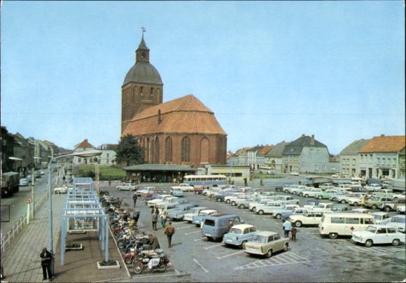 Ak Ribnitz Damgarten in Mecklenburg Vorpommern, Karl Marx Platz, parkeerplaats, kerk