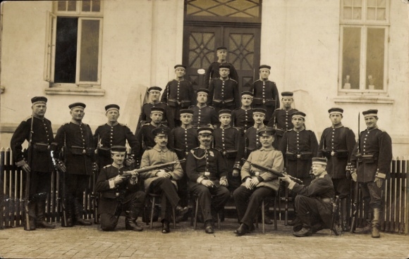 foto Ak Noordzeebadplaats Wangerooge, eilandwacht, soldaten in uniform, groepsfoto voor een gebouw