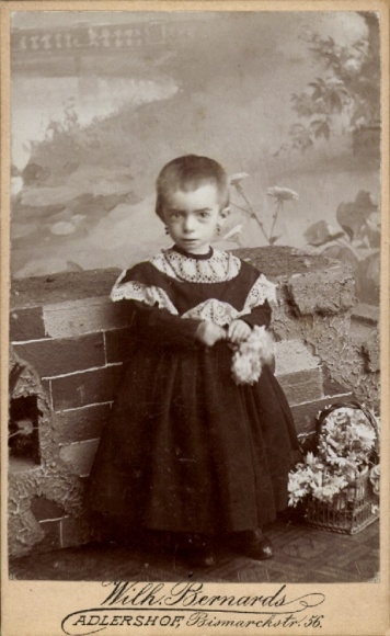 Portret dziecka CdV, chora dziewczynka, gruźlica?, fotograf Wilh. Bernhardsa w Berlinie Adlershof