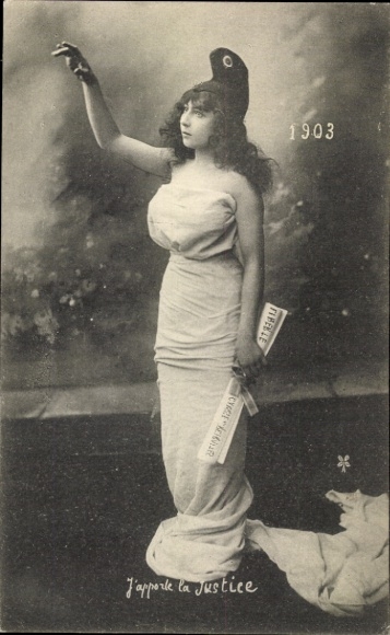 Ak Jahreszahl 1903, Frau in weißem Kleid, Gerechtigkeit