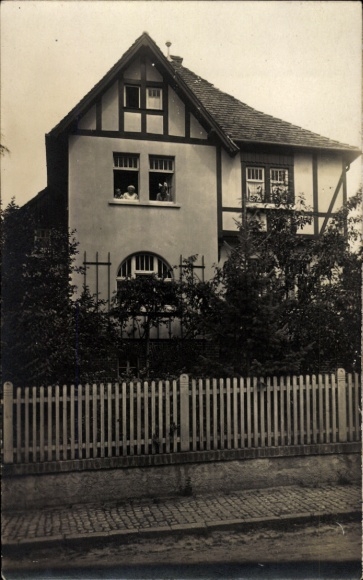 Foto Ak Stadtroda in Thüringen, Villenviertel, Villa, Anwohner am Fenster, Herr Weber und Frau