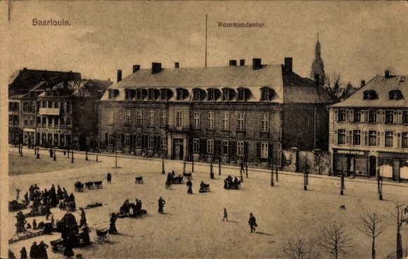 Postcard Saarlouis in Saarland, commandant's office, many people on square