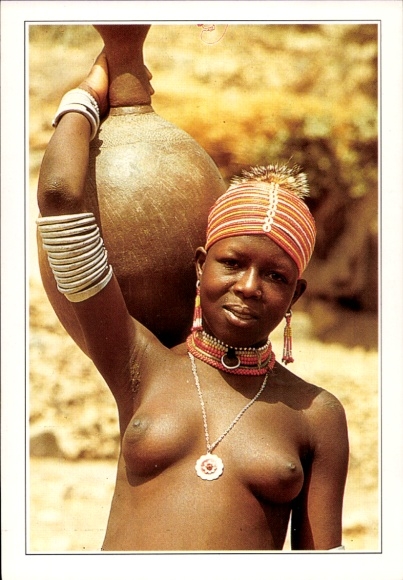 Ak Kamerun, Mokolo, Wasserträgerin, Frau, barbusig