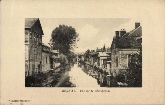 Ak Bernay Eure, Schöne Flussansicht, Häuser am Wasser, ruhige Szene, französische Schrift