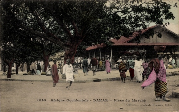 Ak Dakar Senegal, Marktplatz, Menschen, Bäume, bunte Kleidung, afrikanische Kultur
