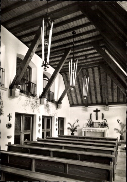 Ak Obergünzburg im Allgäu, Innensicht einer Kapelle, Holzbalken, Kirchenbänke, Altarkreuz, Latern