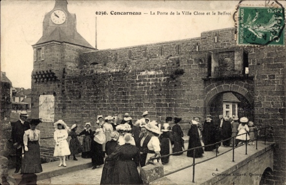 Postcard Concarneau Finistère, La Porte de la Ville Close, Beffroi, people in r clothes