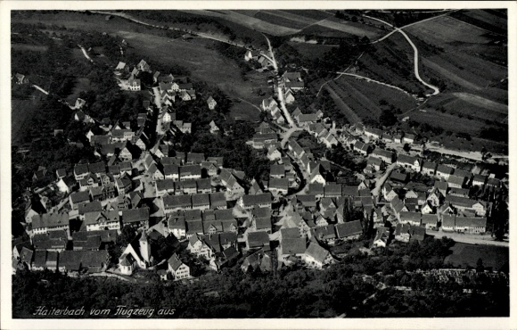 Ak Haiterbach im Schwarzwald, Luftaufnahme von  viele Dächer, umgebende Landschaft