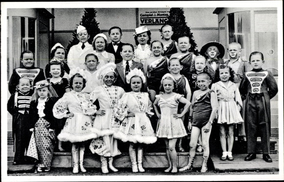 Postcard CH Schäfers Circus Stadt Liliput, costumes, group photo, midgets