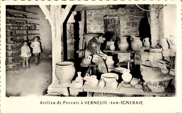Postcard Verneuil sur Indre Indre-et-Loire, pottery workshop, potter