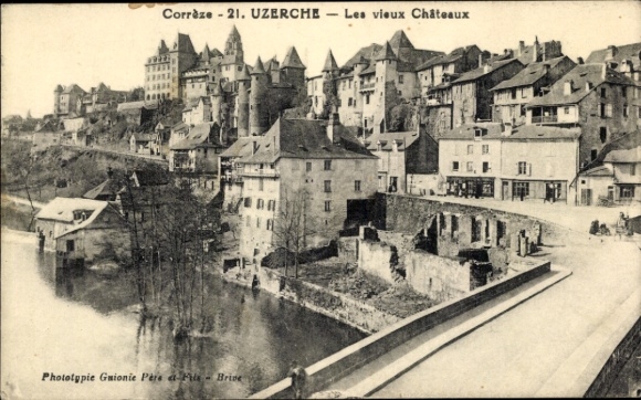 Ak Uzerche Corrèze, Historische Gebäude, größtenteils Burgen, Fluss im Vordergrund, Schwarz-Weiß 