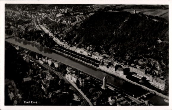 Ak Bad Ems an der Lahn, Luftaufnahme von  Fluss, Gebäude, Landschaft