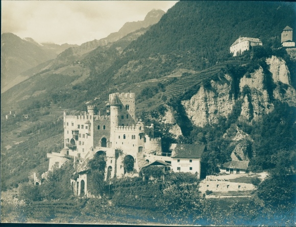 foto Dorp Tirol Tirolo Zuid-Tirol, Brunnenburg