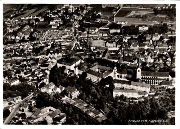 Ak Freising in Oberbayern, Luftaufnahme von   Gebäude, Stadtansicht, photographisch