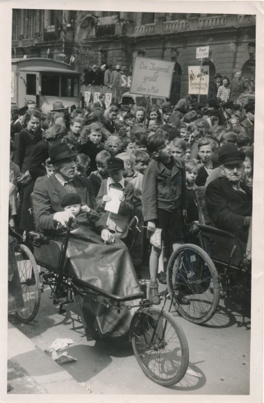 Photo Max Schirner Berlin, May 1 Celebration in Berlin&#39;s Lustgarten, war invalids in wheelchairs